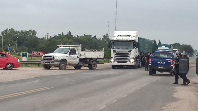 Cortan la ruta A005 en protesta por el joven apuñalado en un intento de robo