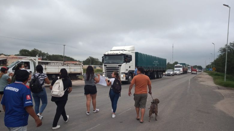 Cortan la ruta A005 en protesta por el joven apuñalado en un intento de robo