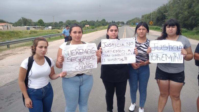 Cortan la ruta A005 en protesta por el joven apuñalado en un intento de robo