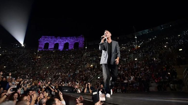 Nek, el italiano que fue furor con “Laura no está”, casi pierde una mano y hoy canta por la solidaridad