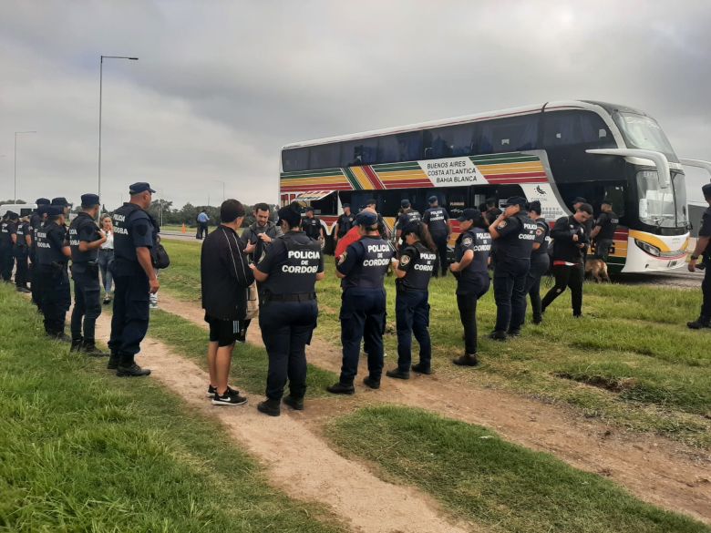 Se realizó un operativo especial en colectivos que trasladaban hinchas de fútbol   