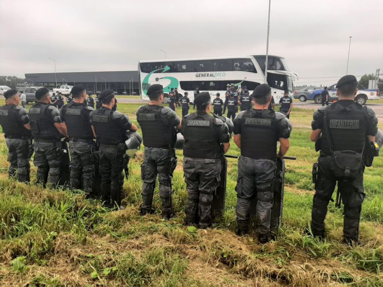 Se realizó un operativo especial en colectivos que trasladaban hinchas de fútbol   