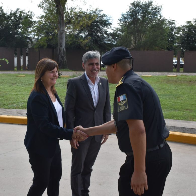 La Ministra de Seguridad, Patricia Bullrich, visitó la base de Fuerza Policial Antinarcotráfico