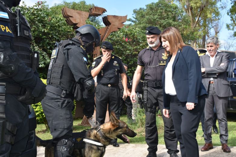 La Ministra de Seguridad, Patricia Bullrich, visitó la base de Fuerza Policial Antinarcotráfico