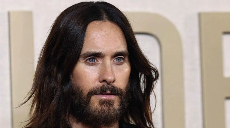 Jared Leto invitó a una fan a cantar al escenario y se mostró con la bandera Argentina