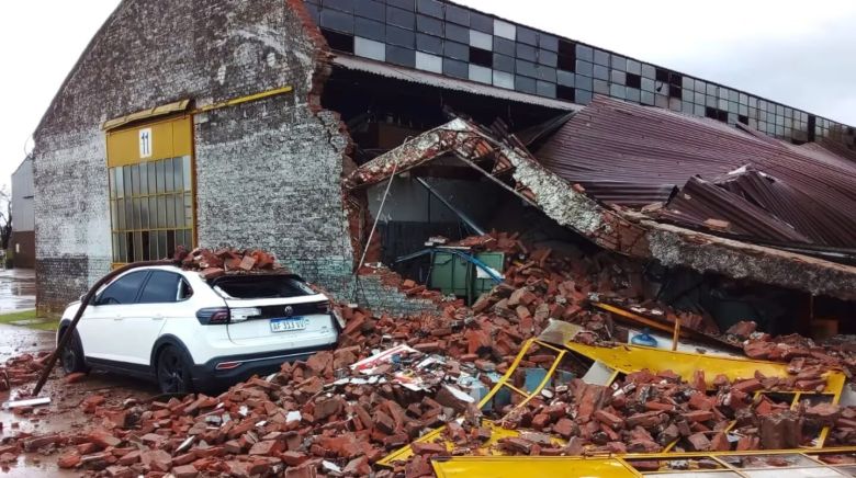 Se derrumbó un galpón en Bragado, cayó granizo y hay vientos superiores a 150 km/h