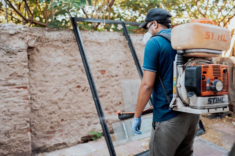 Los trabajos de fumigación avanzan en Barrio Alberdi