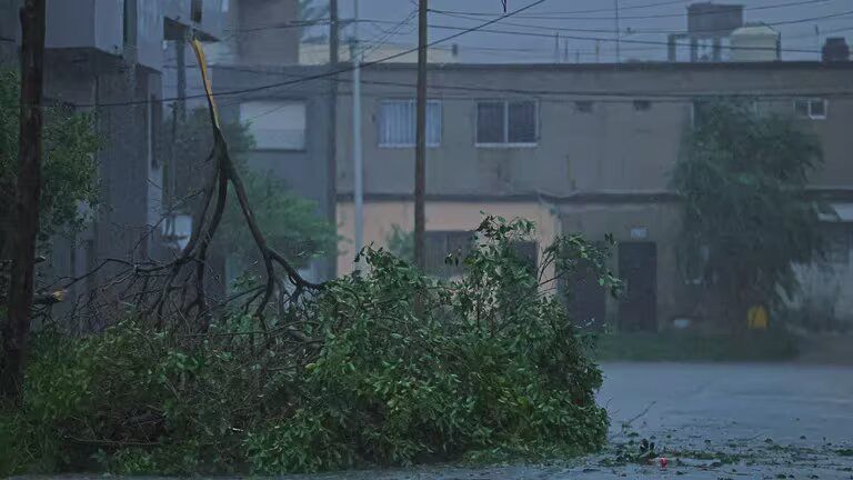 Hay 700 evacuados en el AMBA, daños materiales y rige una nueva alerta roja por más tormentas fuertes