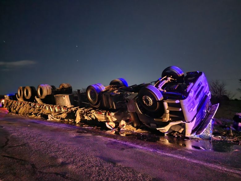 Impactante vuelco de camión en Ruta 7: el conductor herido fue trasladado al hospital