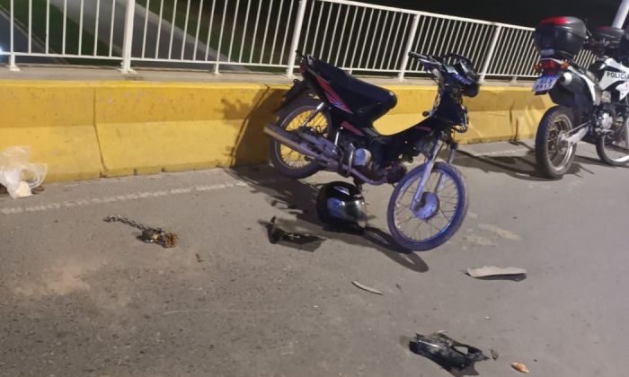 Colisionaron un automóvil y una motocicleta en el Puente Colgante 