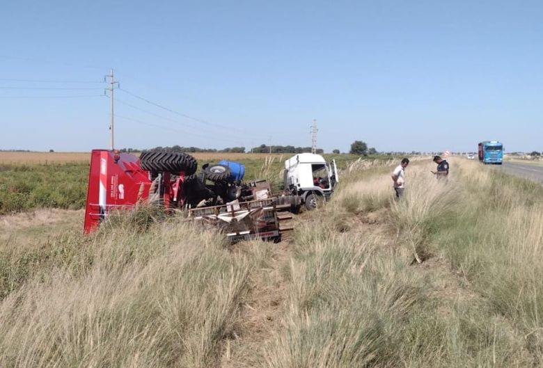 Vuelco de camión y maquinaria agrícola en ruta 35