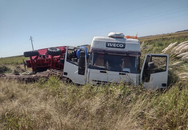 Vuelco de camión y maquinaria agrícola en ruta 35