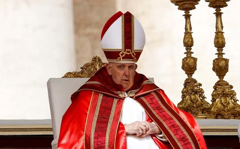 El Papa no participó del Vía Crucis del Coliseo de Roma para cuidar su salud