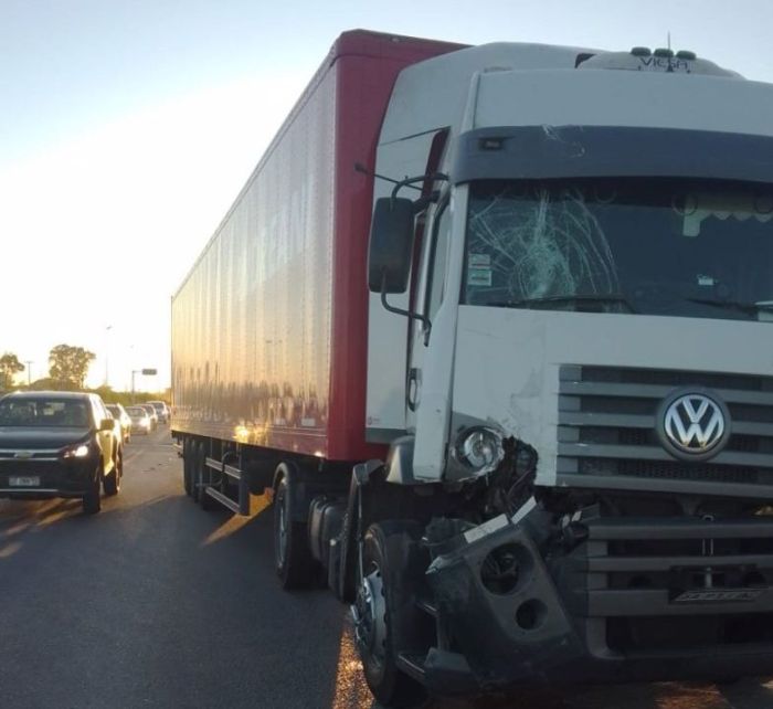 Chocaron dos camiones en Ruta 8 y Colombres