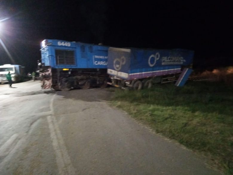 Una locomotora embistió un camión en el acceso Este a Buchardo