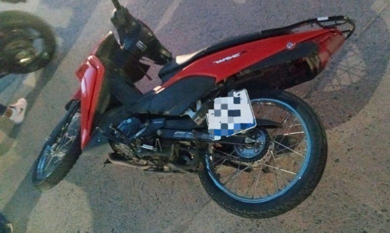 Una camioneta y una motocicleta colisionaron en barrio Banda Norte