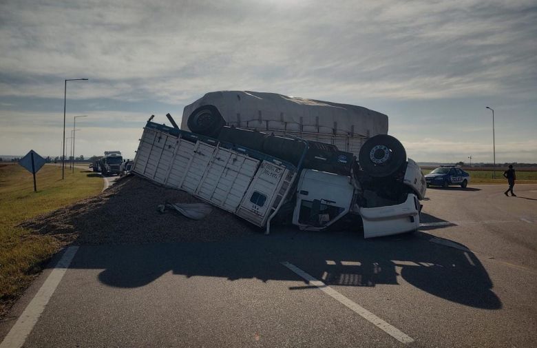 Vuelco en Alcira Gigena de un camión cargado con maíz 