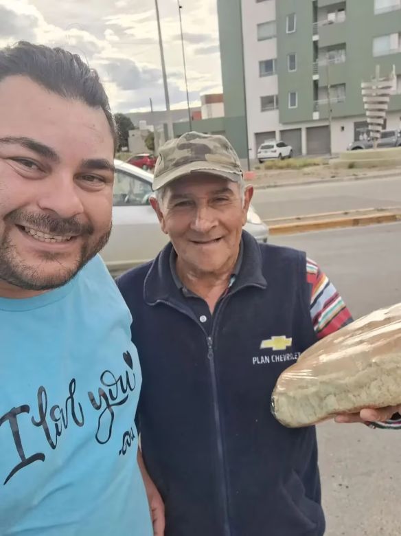 El tiktoker solidario que le compró toda la mercadería a una vendedora ambulante por el doble de su valor