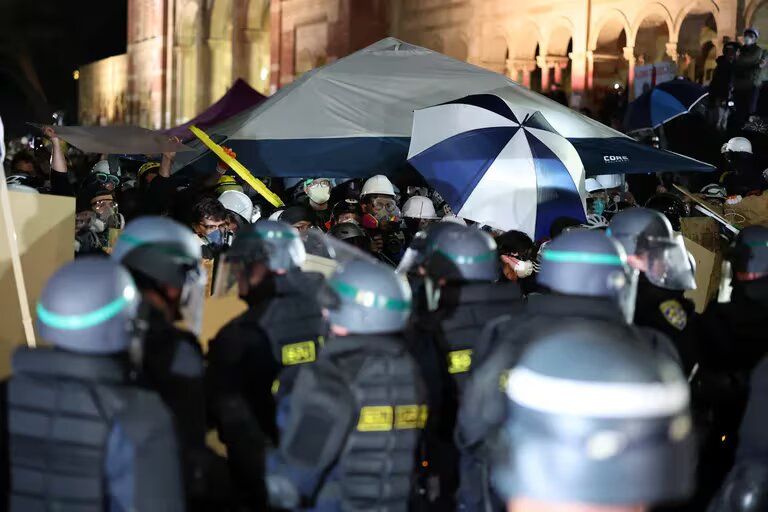 La Policía de Los Ángeles desmanteló el campamento en la UCLA y retomó el predio ocupado por los manifestantes