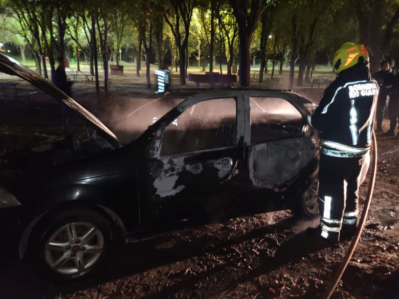 El dueño del auto incendiado decidió no cobrarle la deuda al taxista 