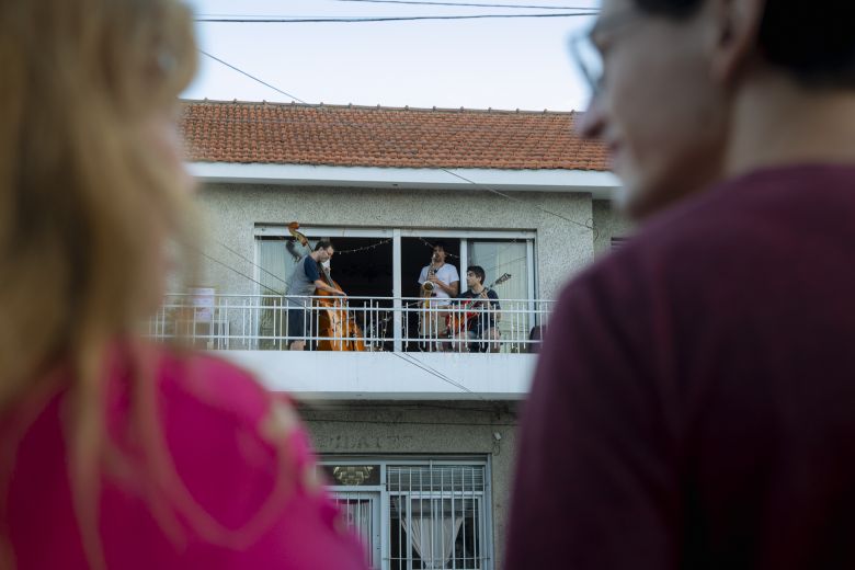 Música en el Balcón, el grupo de amigos que toca jazz para los vecinos