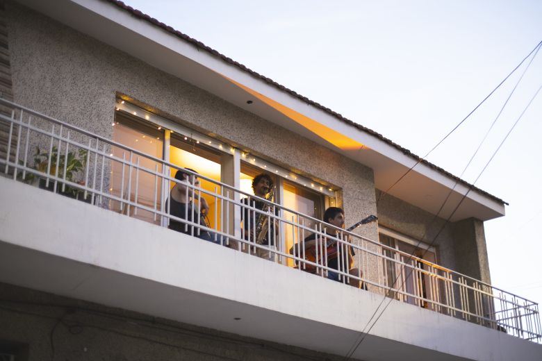 Música en el Balcón, el grupo de amigos que toca jazz para los vecinos