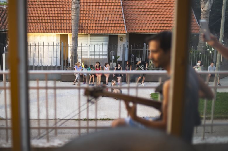 Música en el Balcón, el grupo de amigos que toca jazz para los vecinos