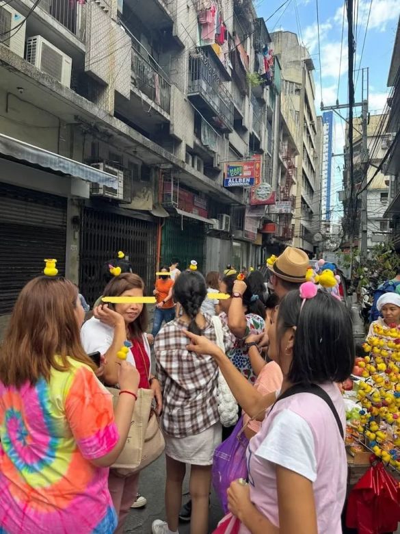 Por qué se usan patitos amarillos en la cabeza, la última tendencia viral