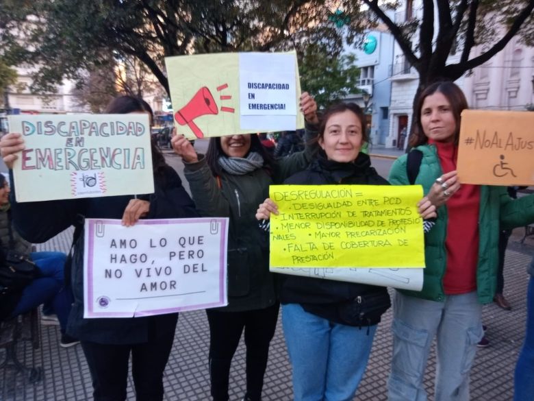 Prestadores del área de discapacidad se manifiestan por honorarios y contra la desregulación