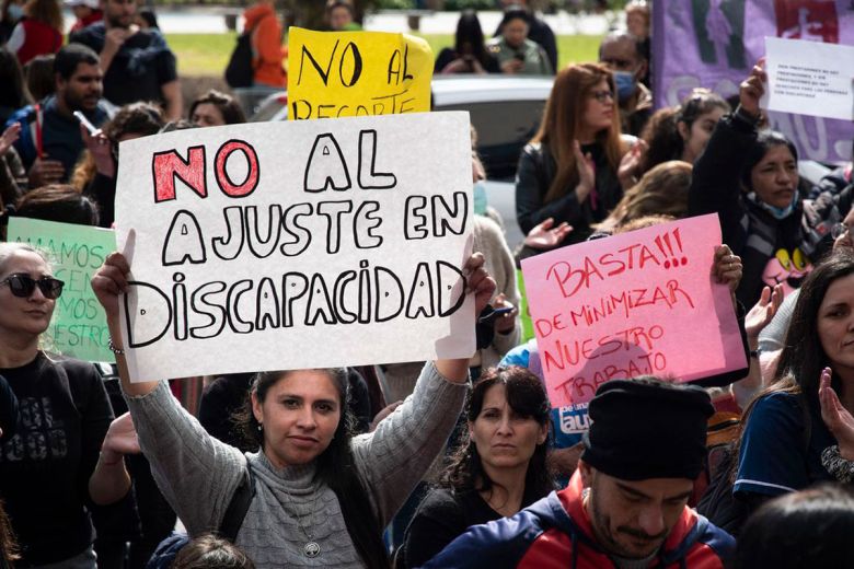 Prestadores del área de discapacidad se manifiestan por honorarios y contra la desregulación