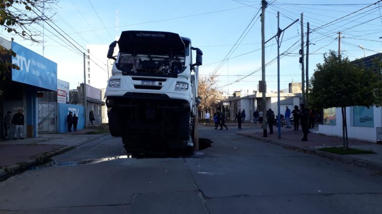 El pavimento, en el macrocentro, se tragó un camión con pollos