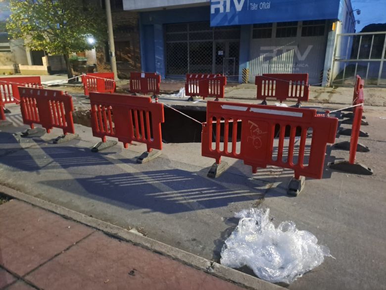 Después de 15 horas lograron sacar al camión hundido en el pavimento