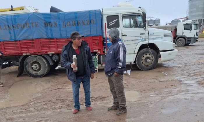 Camioneros que cargaron maíz en Huinca Renancó están varados en Bahía Blanca porque el acopiador agregó tierra