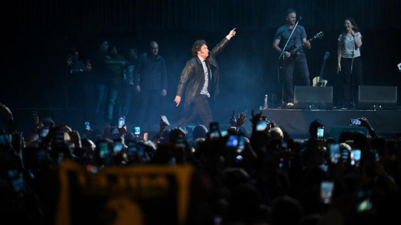 Milei la rockeó con un show liberal y la presentación de su libro 