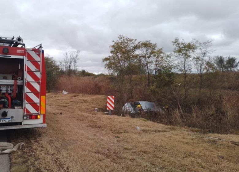 Un conductor de Alcira Gigena fue trasladado tras despistar en el kilómetro 663 de la autovía Bustos