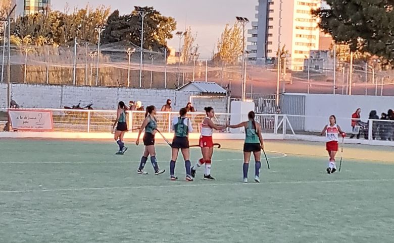 Universidad goleó y Urú empató en Soles