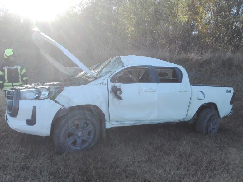 Una camioneta volcó en autovía Gobernador Juan B. Bustos 