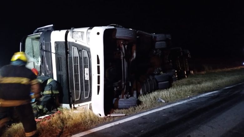 Volcó un camión con zapallos cerca de La Cautiva