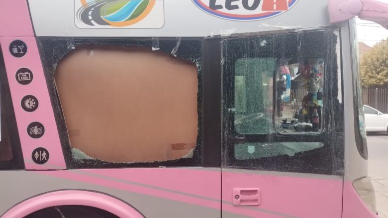 Un colectivo de turismo fue atacado a piedrazos cerca de la rotonda Golf