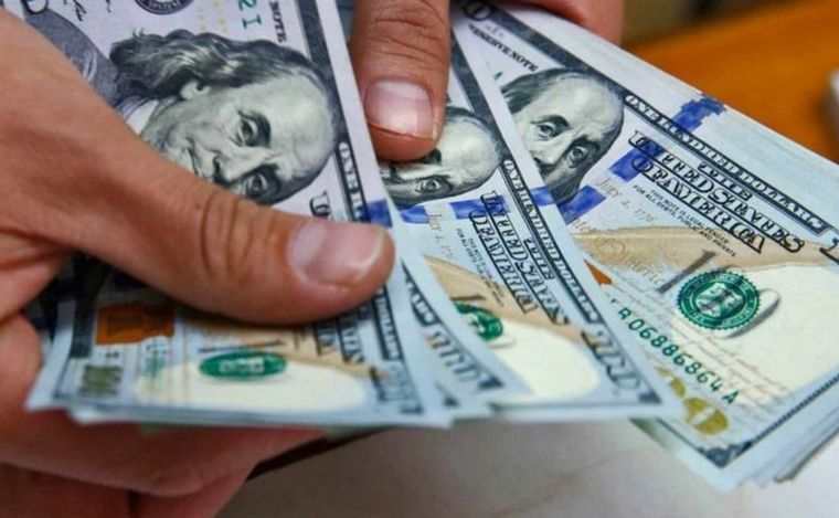 Sube el dólar "blue" y se derrumban las acciones argentinas en Wall Street