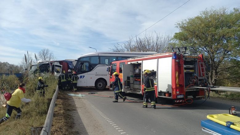 Seis heridos en un choque entre un colectivo y un camión en la ruta 158