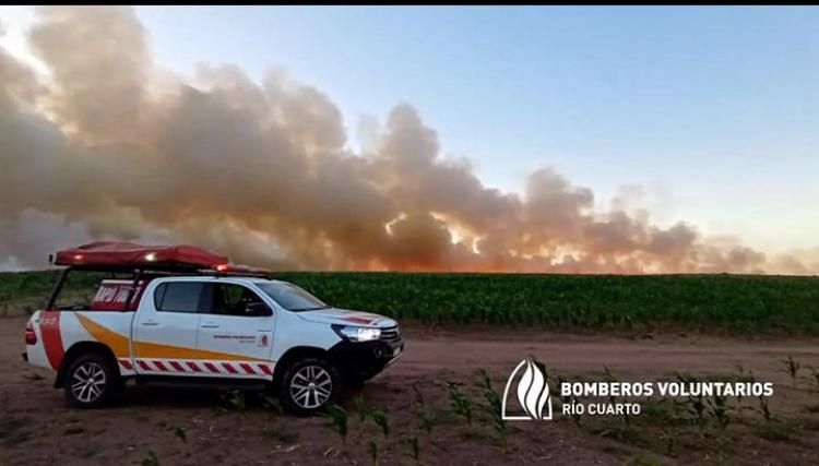 Bomberos voluntarios: enorme compromiso y valor