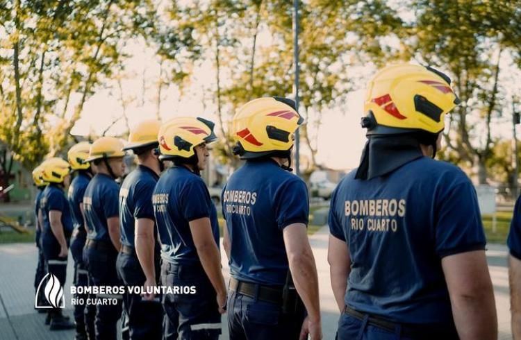 Bomberos voluntarios: enorme compromiso y valor