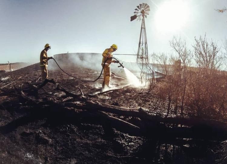 Bomberos voluntarios: enorme compromiso y valor