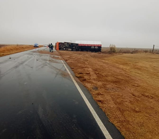 Un camión volcó en ruta 26