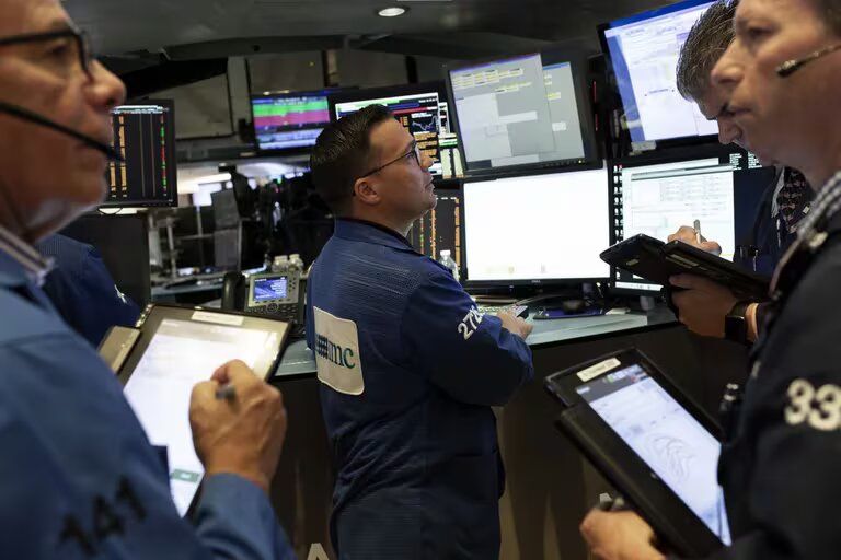 Cae 80 puntos el riesgo país, suben los bonos y las acciones argentinas se disparan hasta 13% en Wall Street