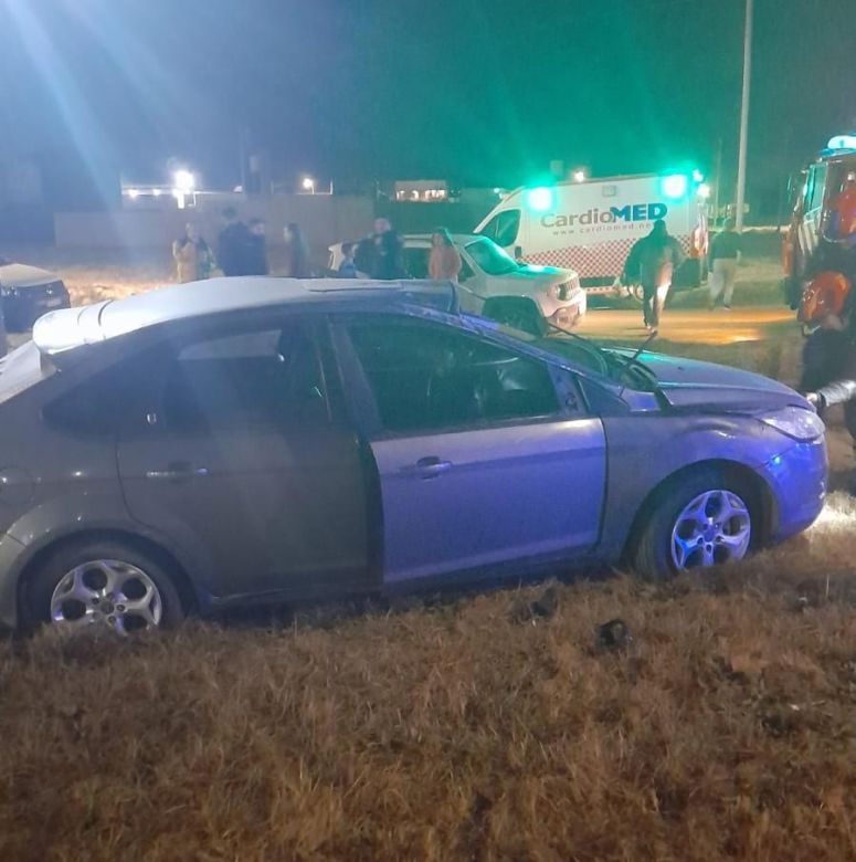 Un auto volcó en la plaza de La Familia 