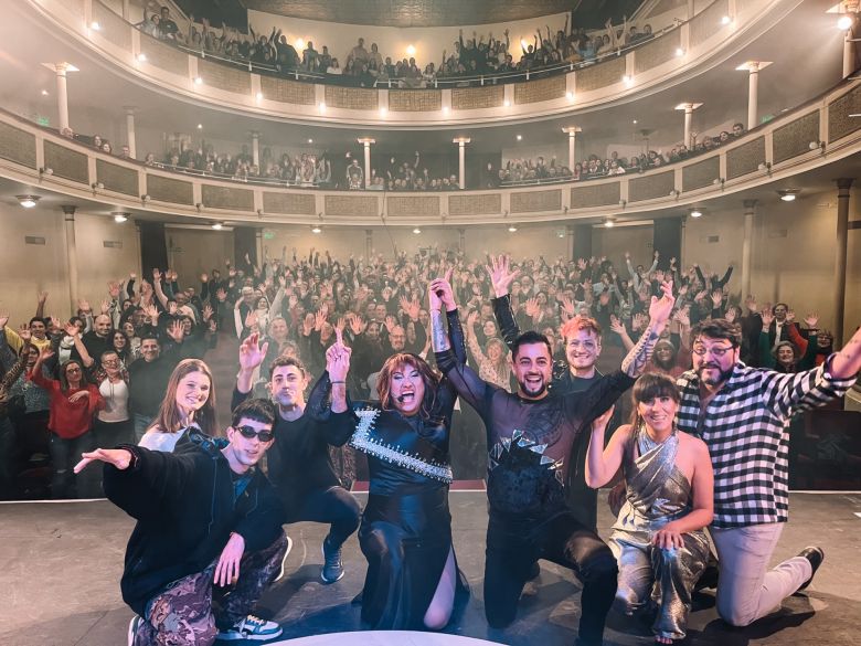 Carlota celebró sus 20 años con dos funciones a teatro lleno 