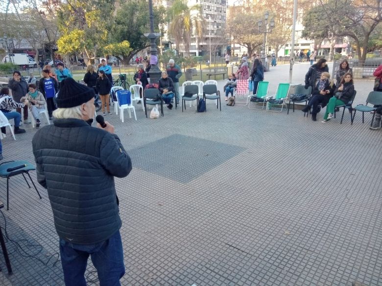 Jubilados realizaron una nueva sentada en la plaza central de la ciudad en defensa de sus derechos