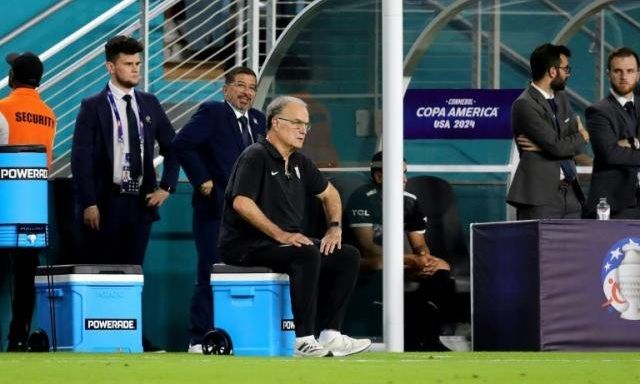 Bielsa no se confía a pesar de la goleada: "Hay muchos pasos que no se han dado"